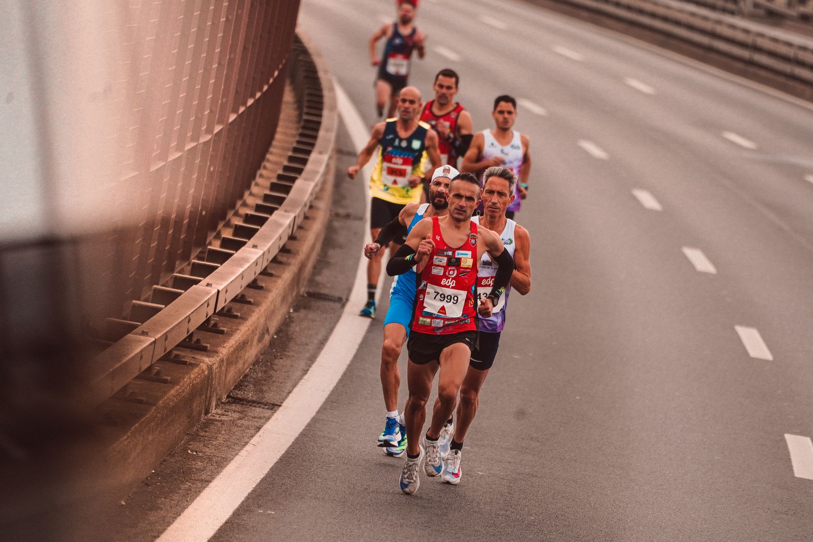 Séance test marathon, coureurs sur route